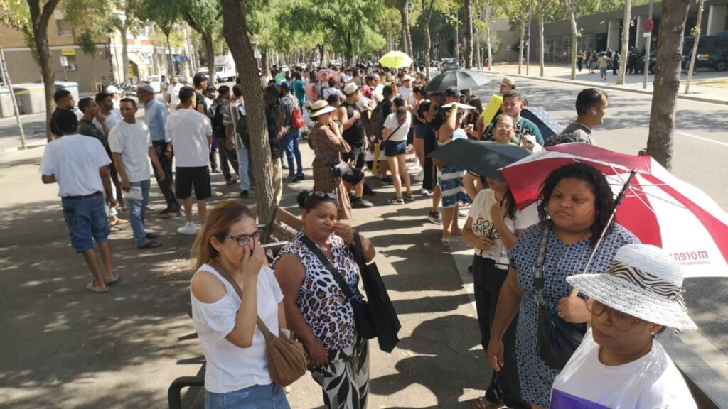 Barselona'da Belge Yenileme Çilesi: Sant Martí Karakolu Önünde Yüzlerce Kişilik Kuyruklar