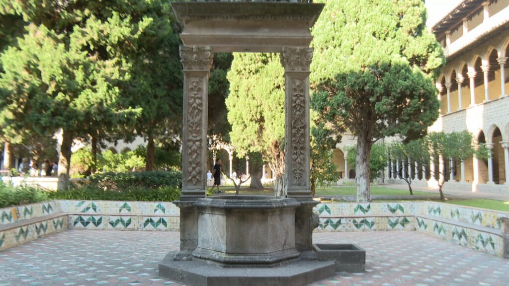 Barselona'nın Gotik Hazinesi Pedralbes Manastırı: Büyülü Saatin Işıltısı