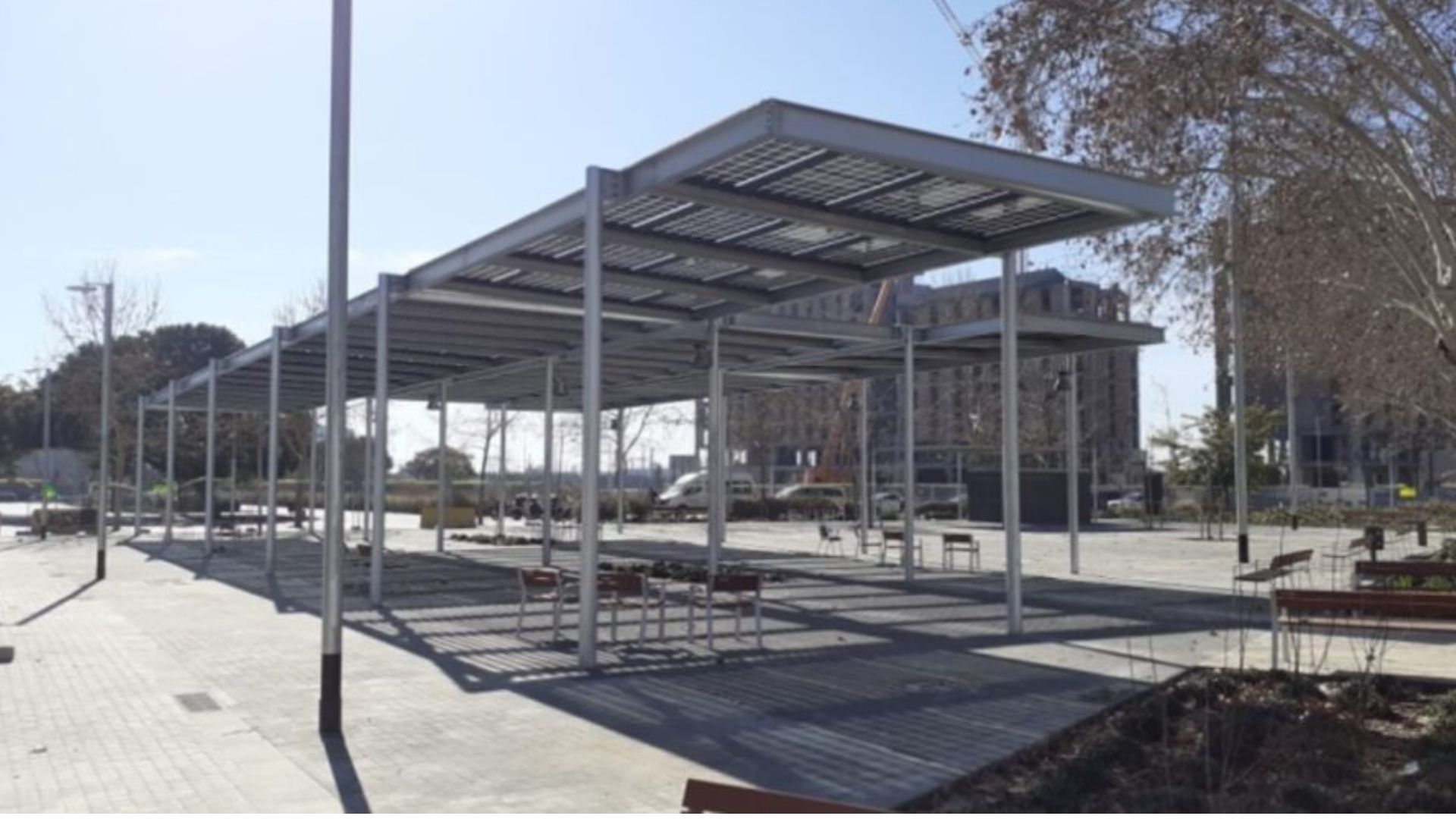 Barselona'da Yeşil Dönüşüm: Tretze Roses Parkı'na Enerji Üreten Akıllı Pergola
