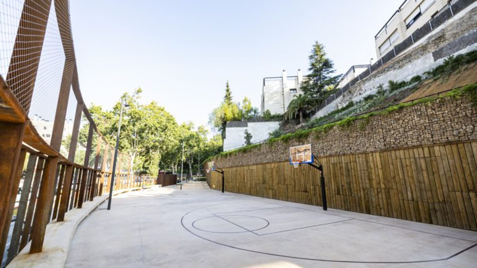 Barselona Vallcarca'da Yeni Sokak Basketbol Sahaları ve Tarihi Restorasyon