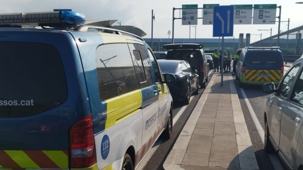 Barselona Havalimanı'nda Yasa Dışı VTC Operasyonuna Polis Darbesi: 8 Araç Durduruldu