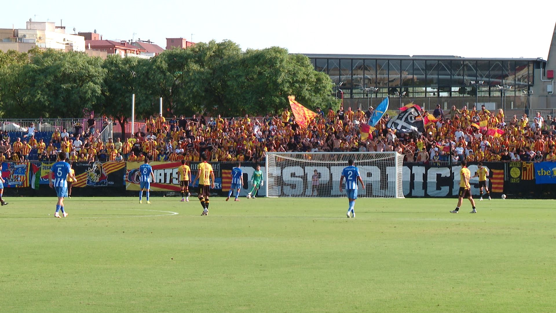 Sant Andreu Taraftarları, Yenilenen Stadyum İçin Geçici Değişikliği Onayladı