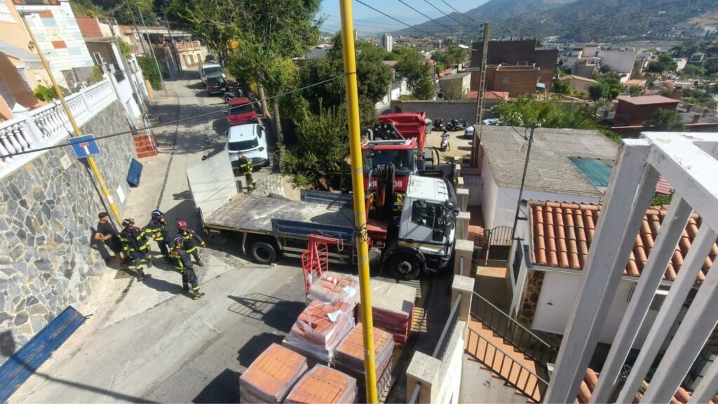 Barselona'da Navigasyon Faciası: Google Haritalar Kamyonu Eve Çarptırdı
