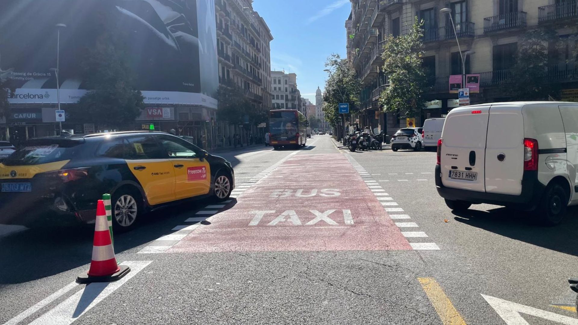 Barselona'da Otobüs Hızını Artırmak İçin Kavşaklara Kırmızı Halı Uygulaması Başladı