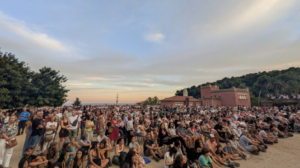 Barselona'da Geleneksel Danslarla Gaudí'ye Saygı: Park Güell'de 'Decostumari'