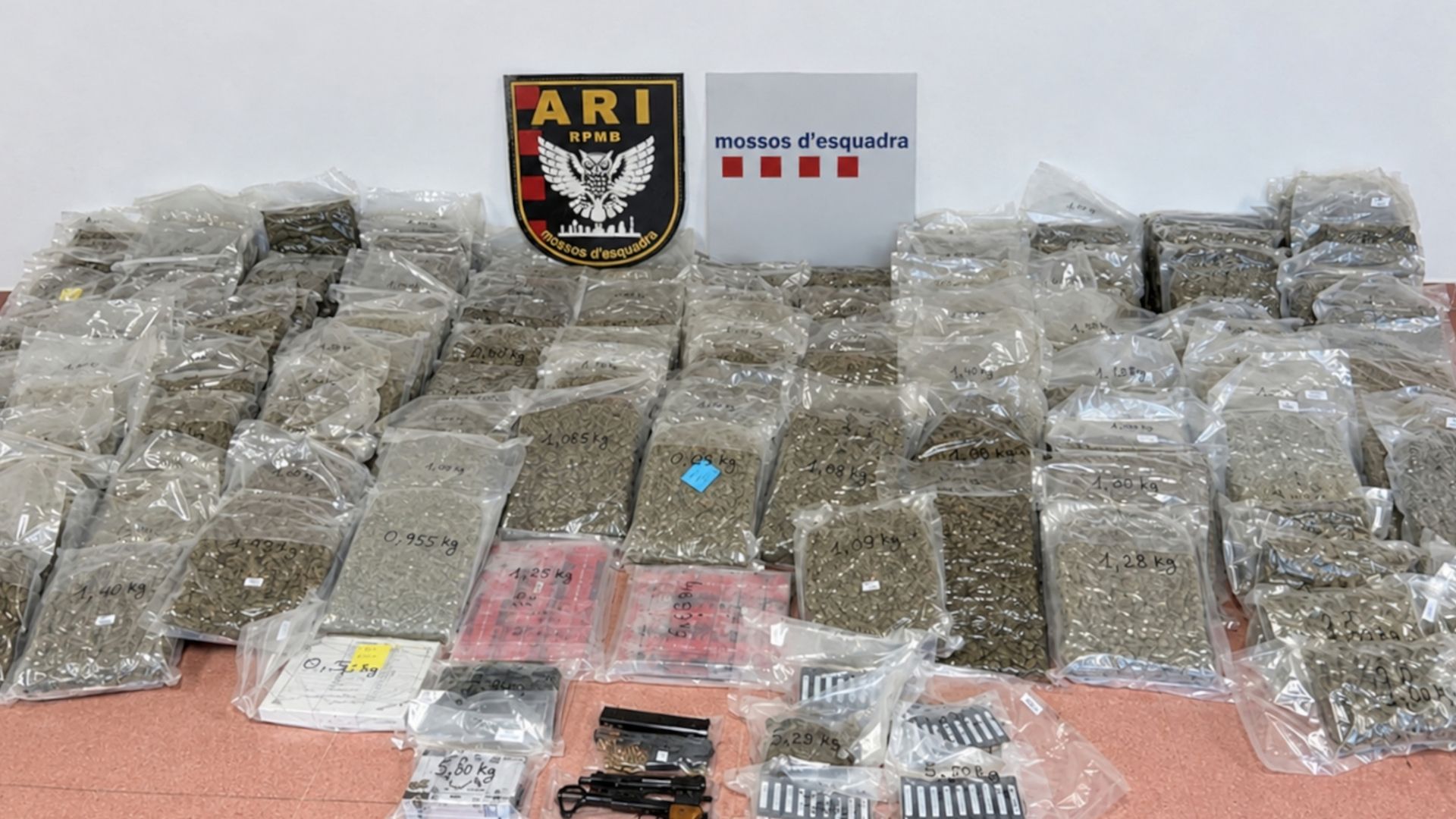 Barselona'da Büyük Uyuşturucu Operasyonu: 150 Kilogram Madde ve Hafif Makineli Tüfek