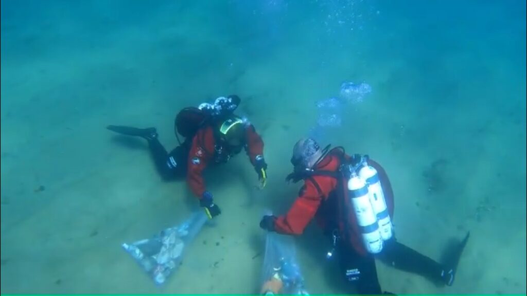 Barselona'nın Barceloneta Kıyısında Deniz Dibi Teneke Kutularla Dolu: Bir Yüzücü Uyardı