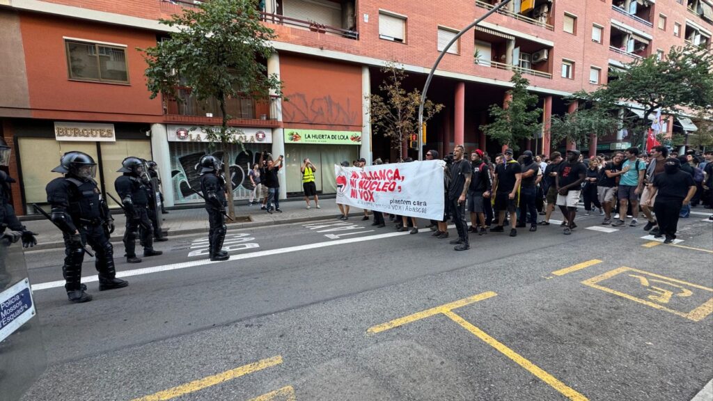 Barselona'da Aşırı Sağcı Vox Mitingine Antifaşist Protesto: Gerilim Tırmandı