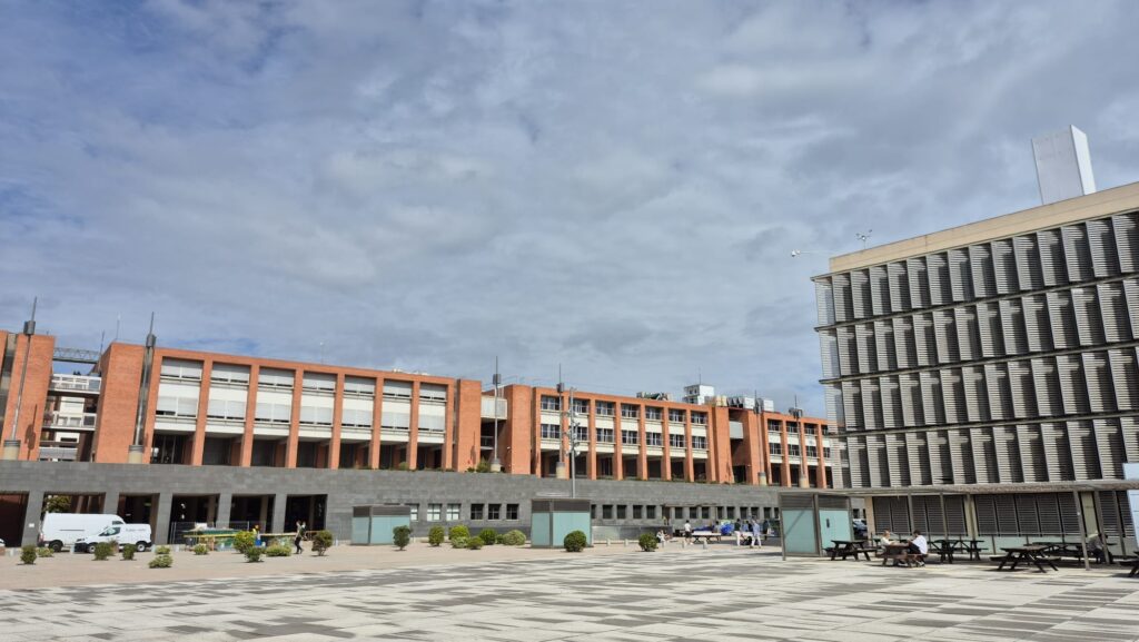 Barselona'nın "Sert Meydanları"na Yenilikçi Çözüm: UPC'den Akıllı Pergola Projesi