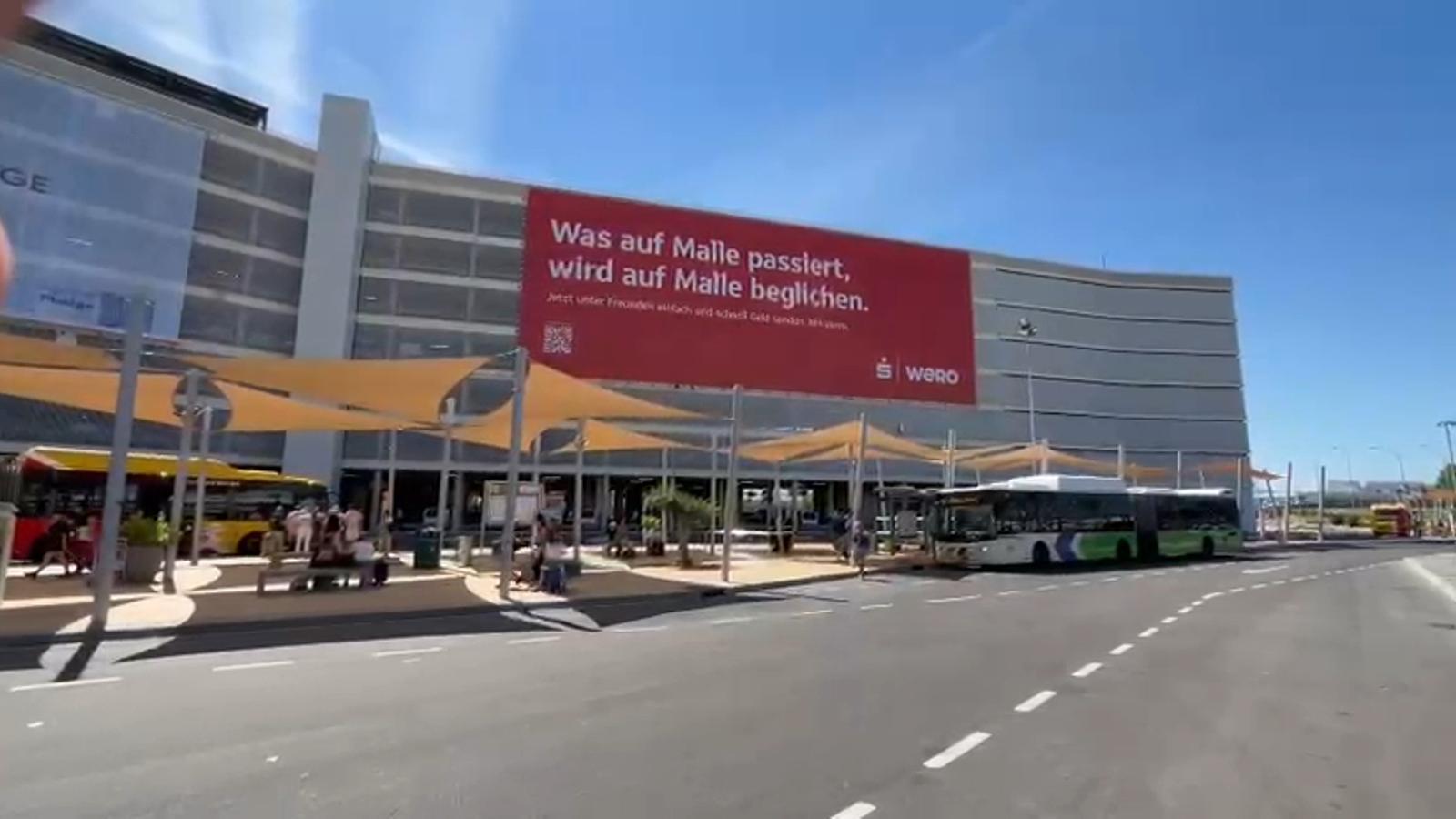 Palma Havalimanı'ndaki Tartışmalı Reklam Kaldırıldı: Alman Bankasından Özür