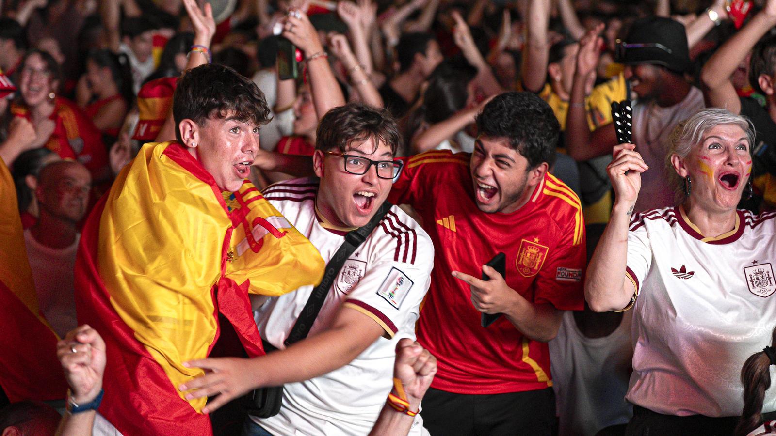 Barselona'da Tarihi Dünya Kupası Finali Coşkusu: Dev Ekran Kuruluyor!