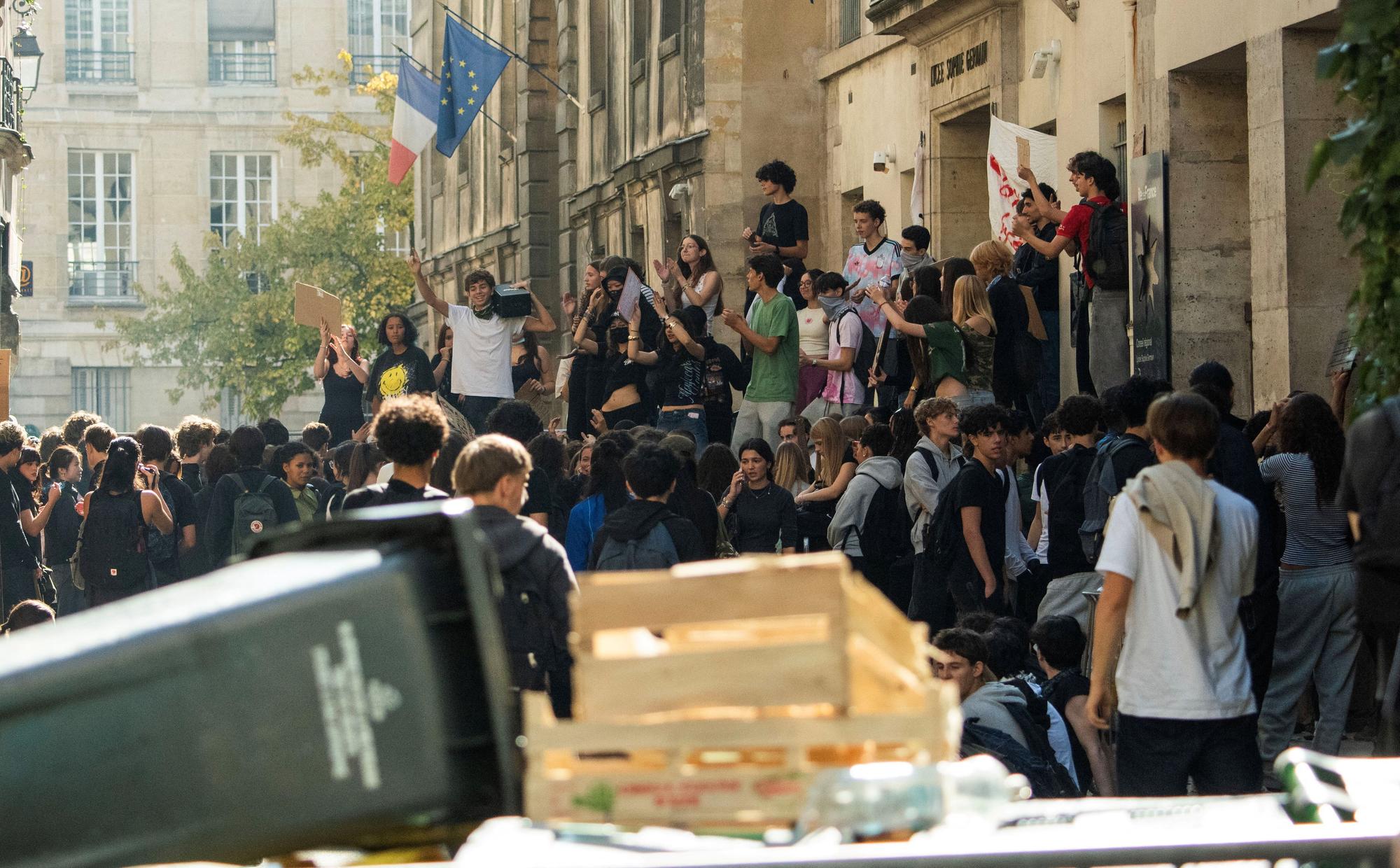 Fransa'daki Öğrenci Protestolarında Şok Edici Olay: 15 Yaşındaki Gencin Eli Koptu