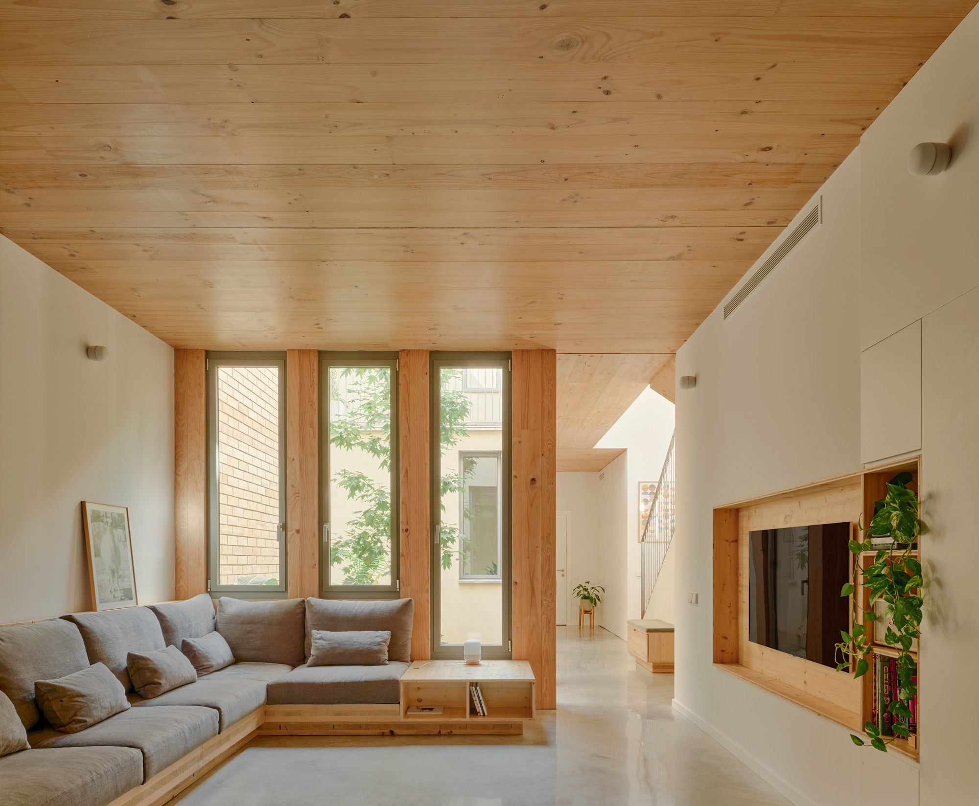 Sabadell'de Minimalist Lüks: Evin Kalbindeki Ağaç ve Sürdürülebilir Yaşam
