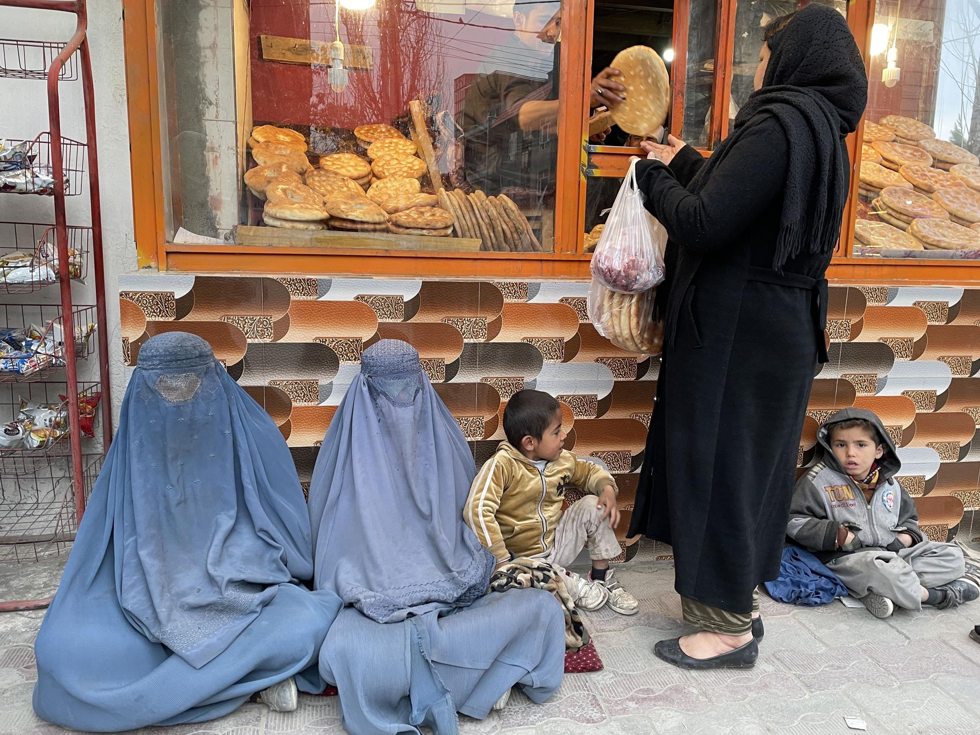 Afganistan'da Savaşın Gölgesinde Ramazan: Yüksek Fiyatlar ve Taliban Sansürü
