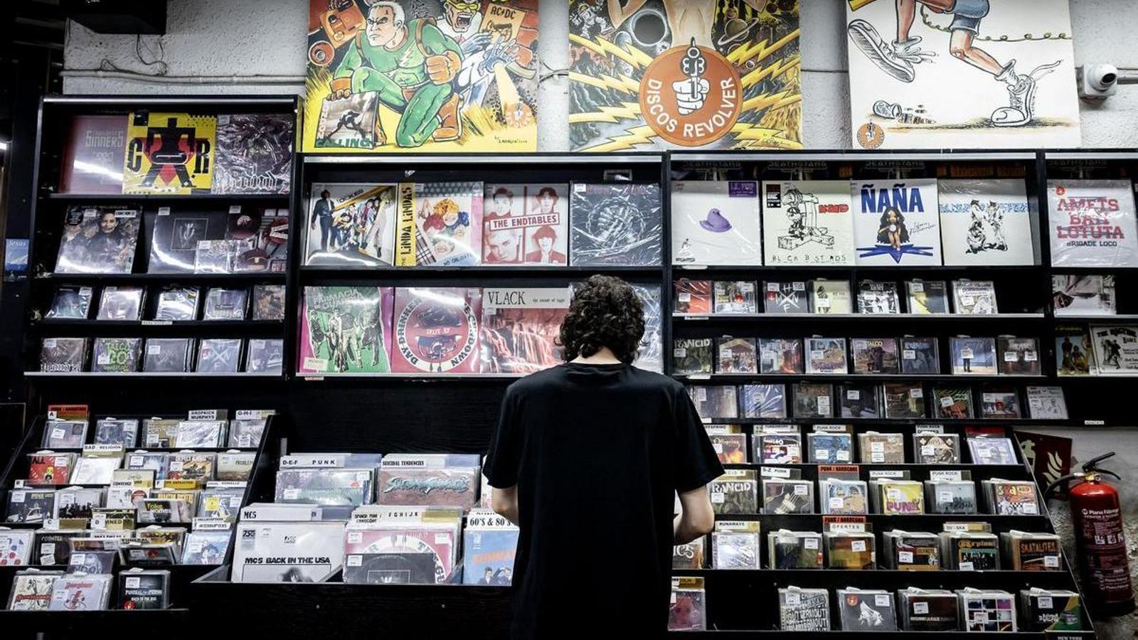 Dijital Çağda Analog Rüzgarı: Vinil, Kaset ve Film Kameralar Neden Geri Dönüyor?