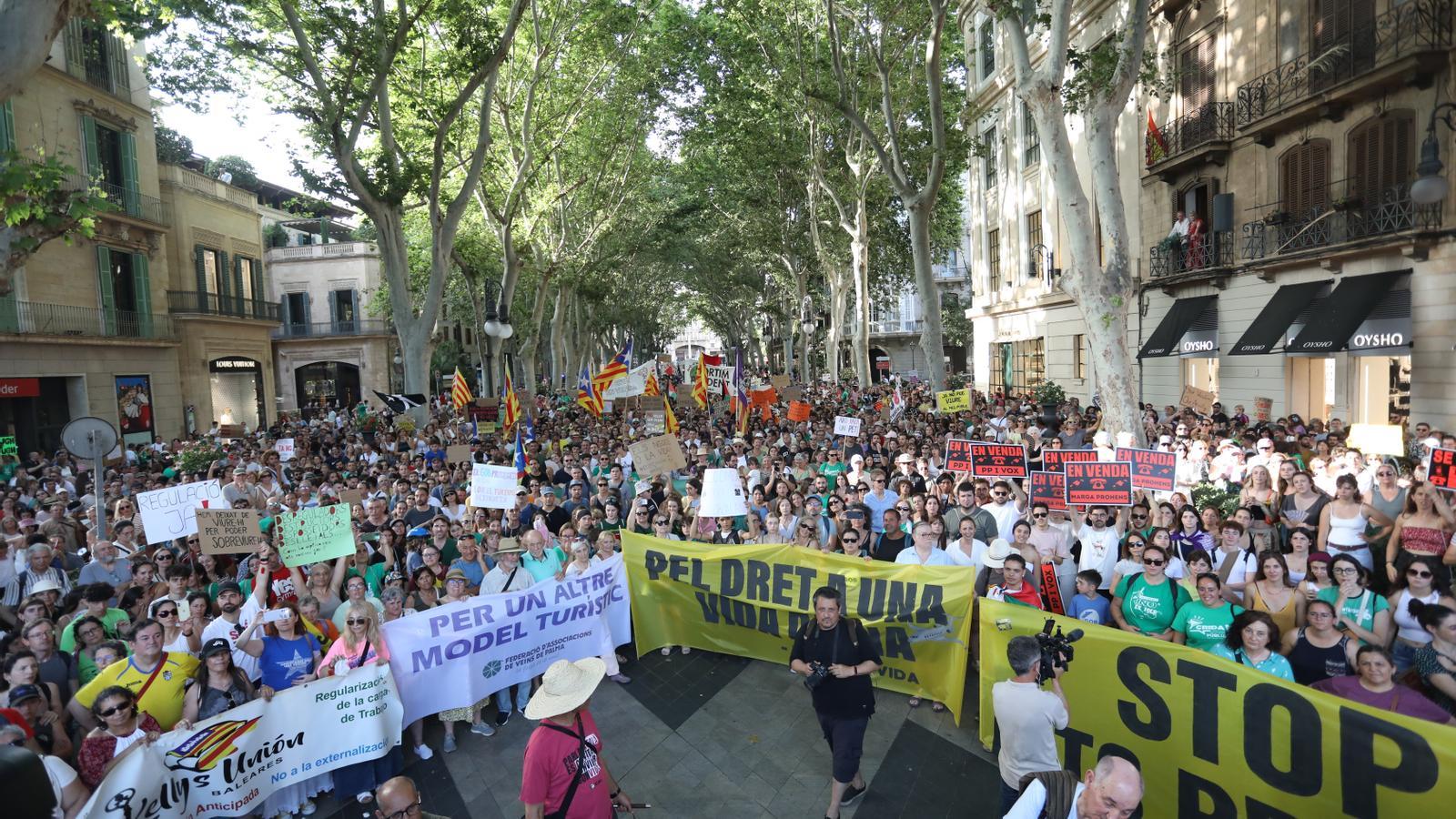 Mallorca'da Turizm Aşırı Yüklenmesine Karşı Büyük Protesto: 'Ateş Benzine Suyla Sönmez'