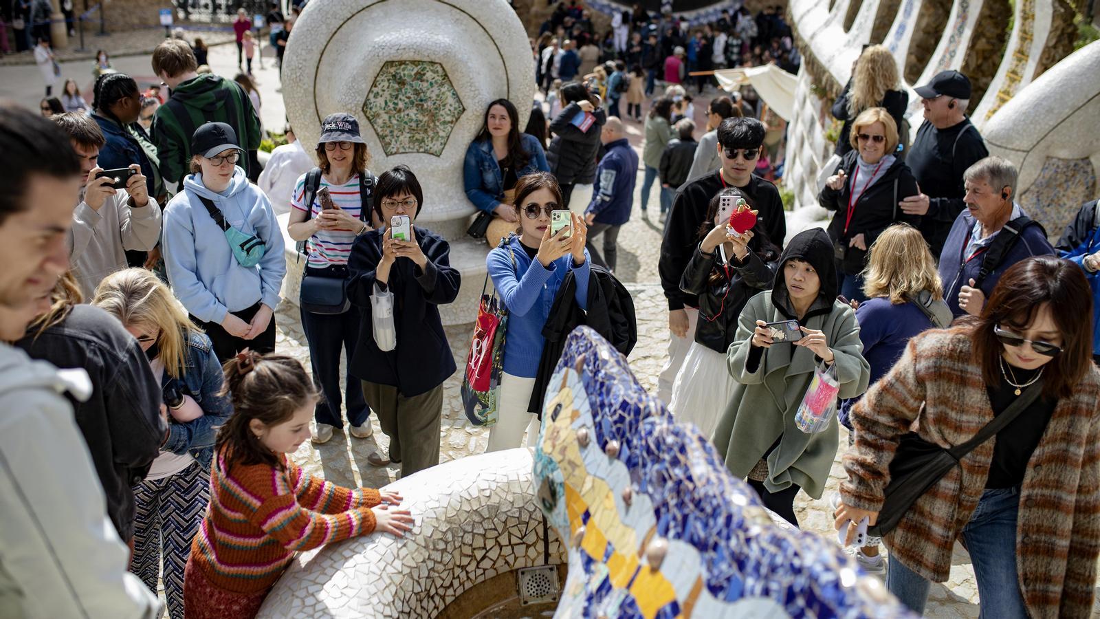 Katalonya'da Yabancı Turist Akınında Yavaşlama: Rekor Yılın Ardından Beklenmedik Düşüş