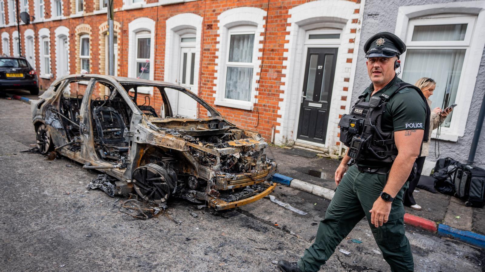 Kuzey İrlanda'da Yabancı Düşmanlığı Şiddeti: 16 Gözaltı, 12 Polis Yaralı