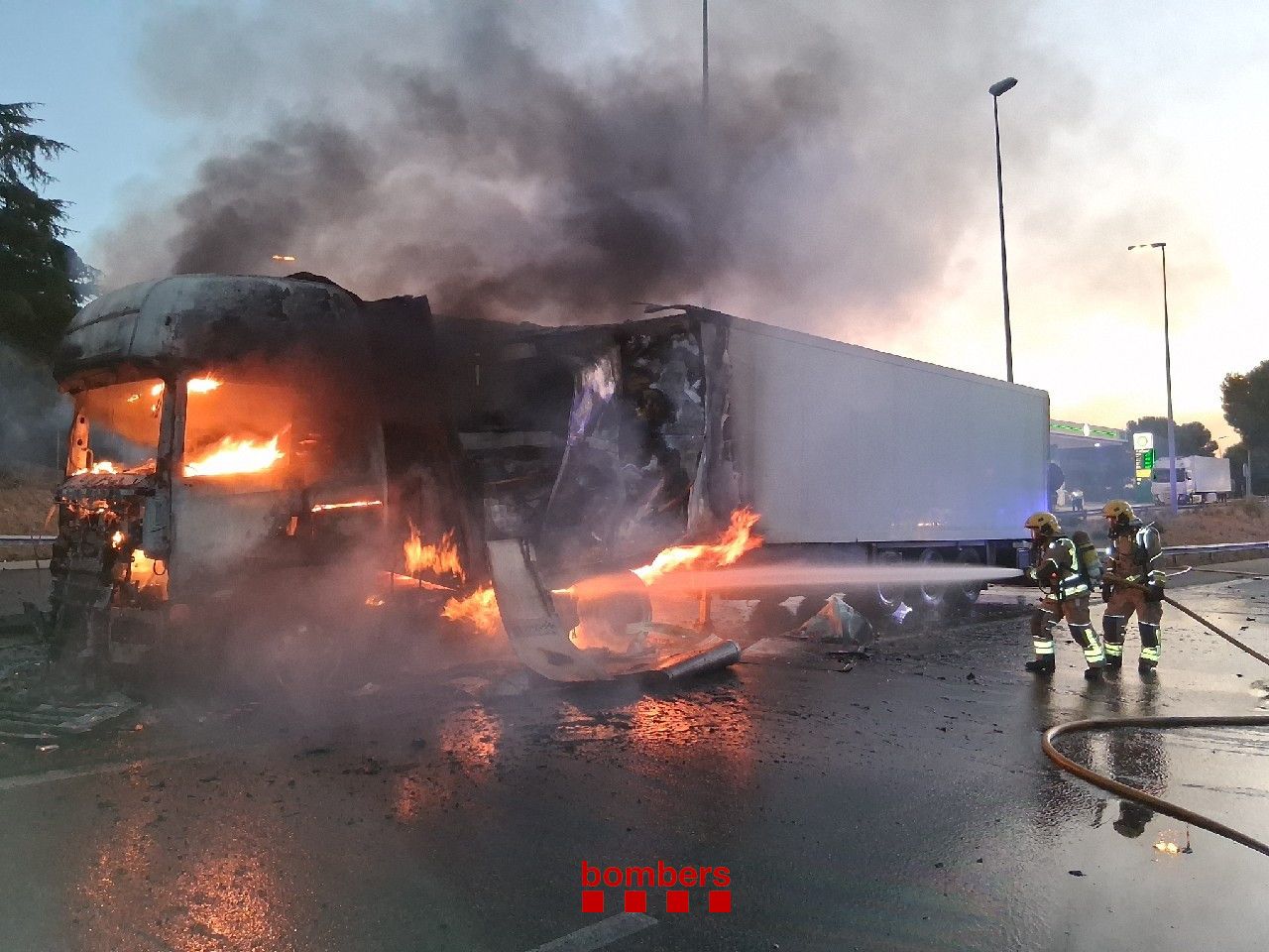 Barselona Yakınlarında Kamyon Yangını AP-7'yi Felç Etti: 11 Kilometrelik Kuyruklar!