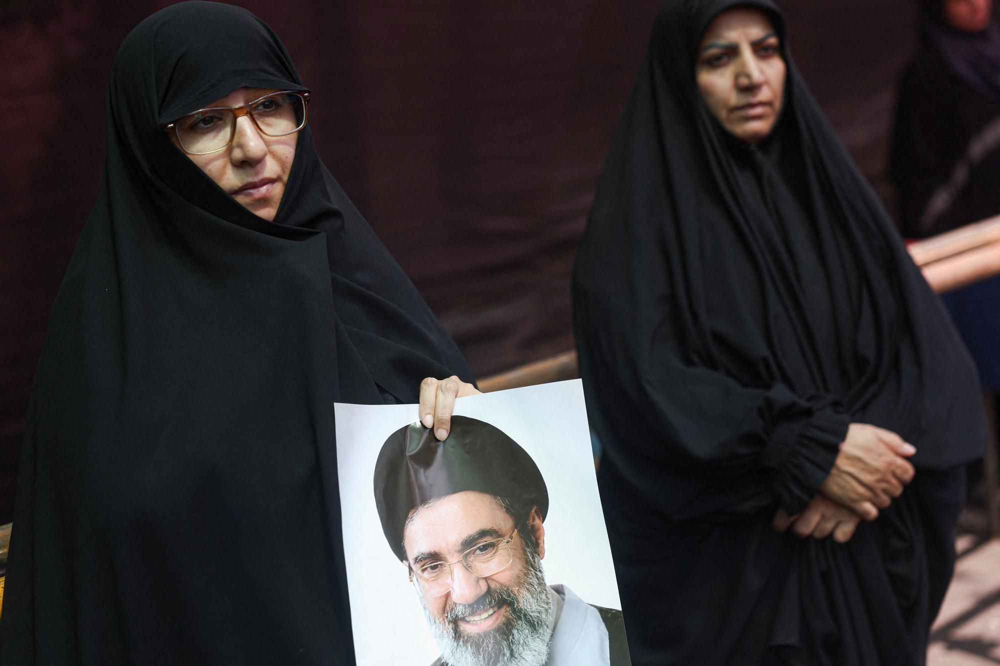İran'ın Potansiyel Lideri Mojtaba Hamenei'nin Sağlık Durumu Ülkedeki Gizemi Artırıyor