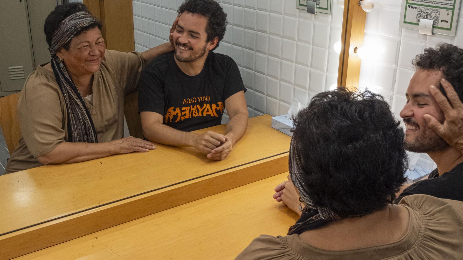 Meksikalı Sanatçı Anacarsis Ramos: 'Annem ve Para' ile Başarısızlık Algısını Kırıyor