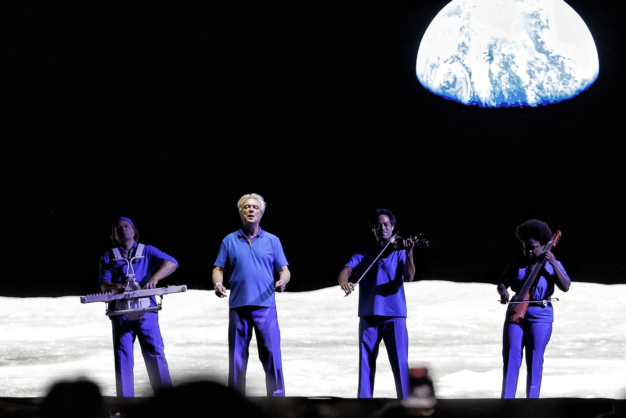 David Byrne, Cruïlla Sahnesinde Bir Kez Daha Büyüledi: Müzik ve Görsel Sanatın Sınırları