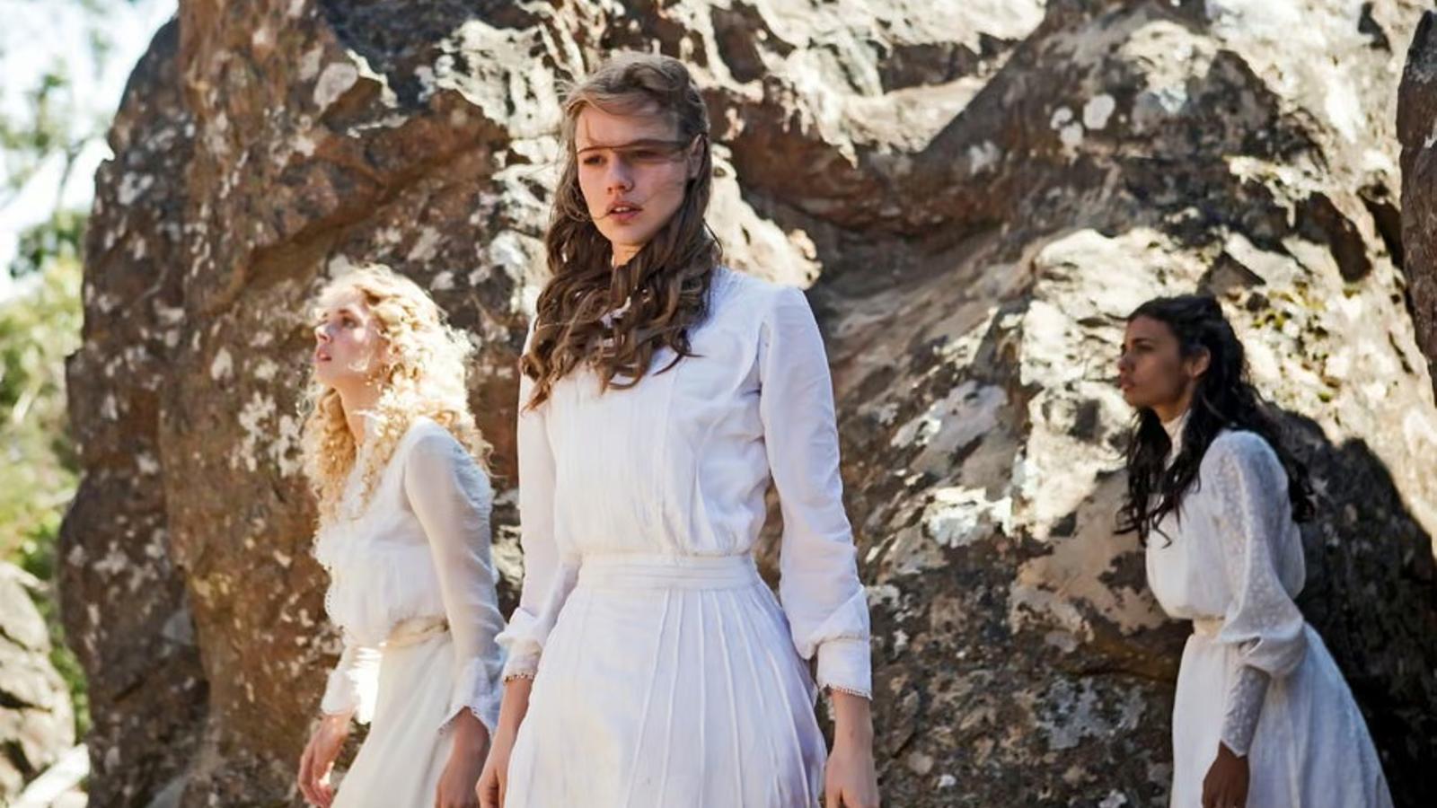 "Hanging Rock'ta Piknik": Medeniyetin Bilinmezde Çözündüğü Esrarengiz Bir Kayboluş