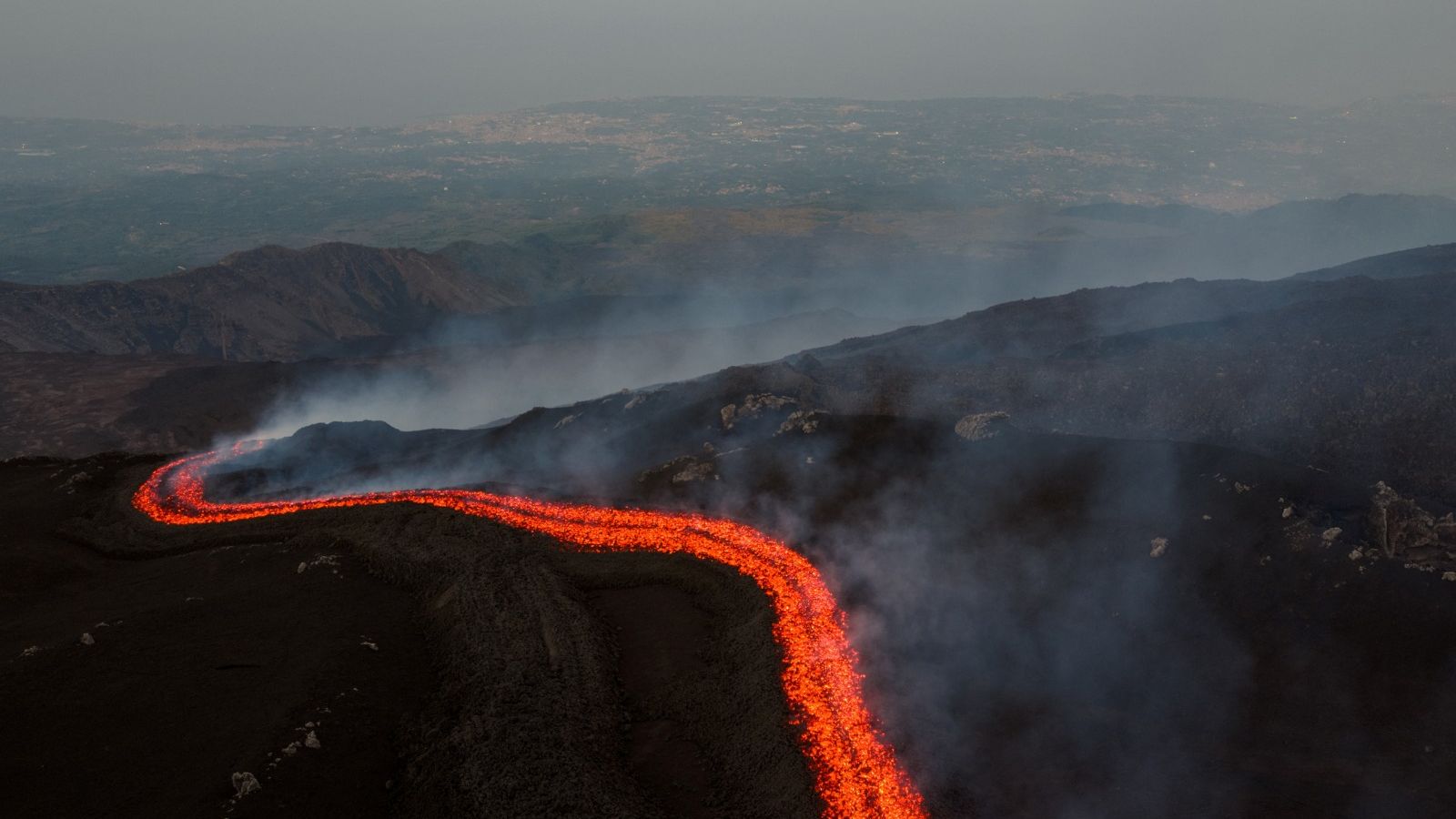 Etna Yanardağı Yine Alarmda: Sicilya'da Sürekli Faaliyet Endişe Yaratıyor