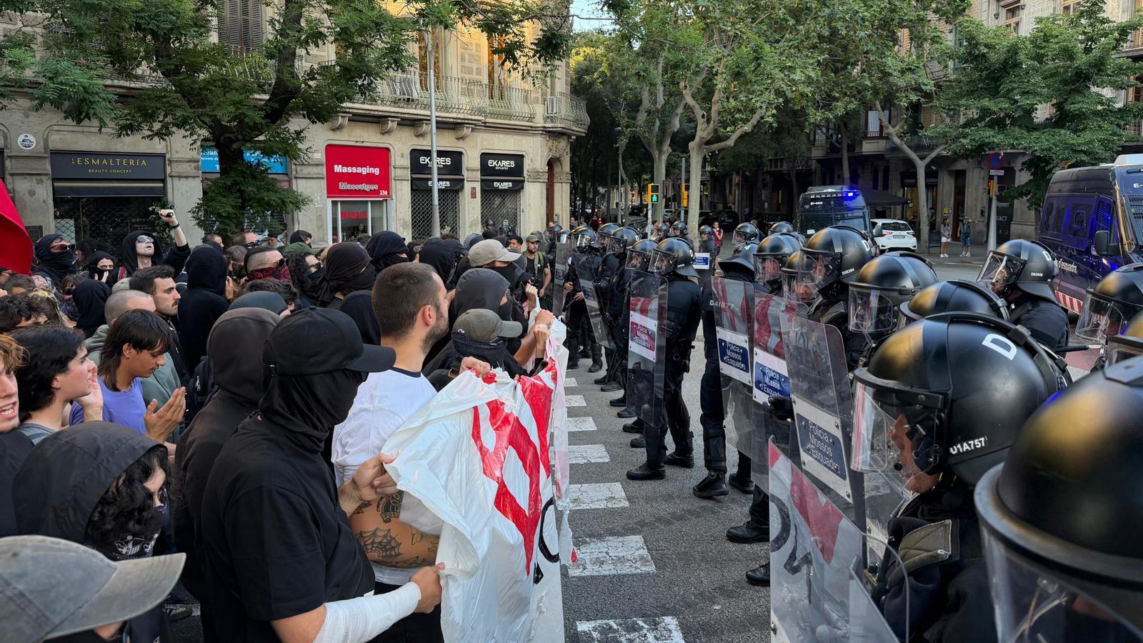 Barselona'da Neonazi Gösterisine Karşı Çıkan Antifaşistlere Polis Müdahalesi