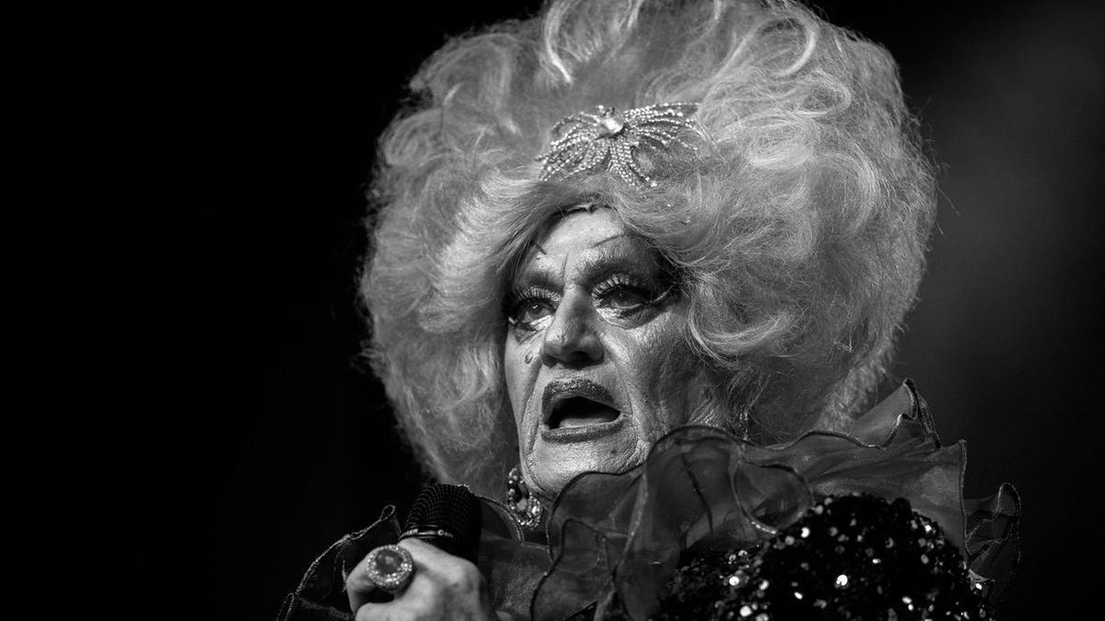 İspanya'nın Efsanevi Drag Queen'i Gilda Love, 100 Yaşında Barselona'da Hayata Veda Etti