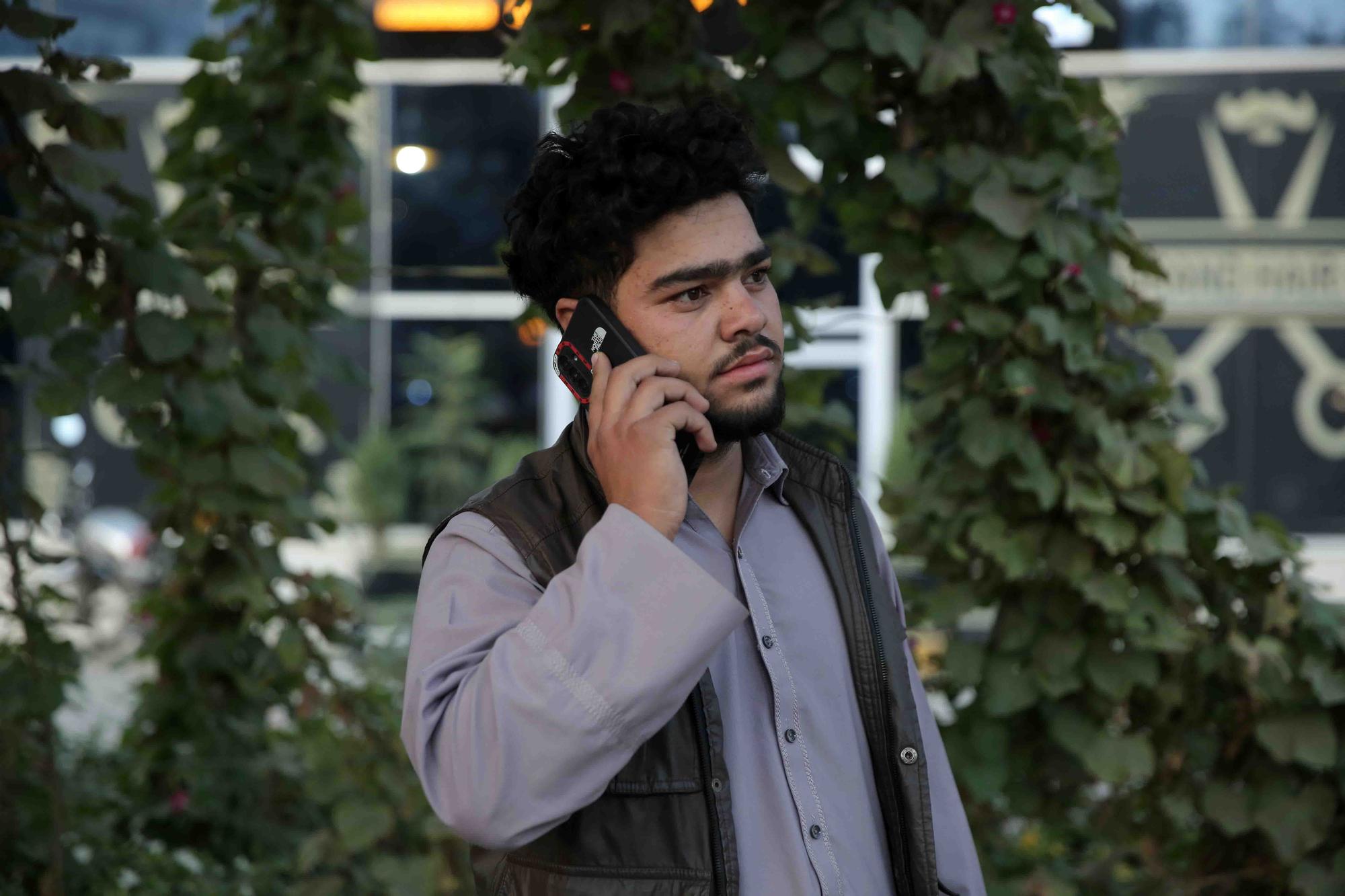 Afganistan'da Taliban'dan Memurlara Şok Mobil Telefon Yasağı: Bilgi Kontrolü Mü?