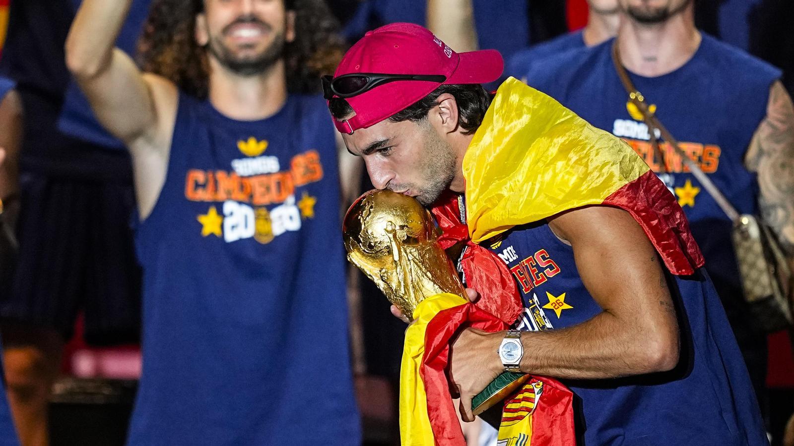 Ferran Torres'in "İspanya'yı Yeniden Harika Yap" Şapkasıyla Dünya Kupası Kutlaması