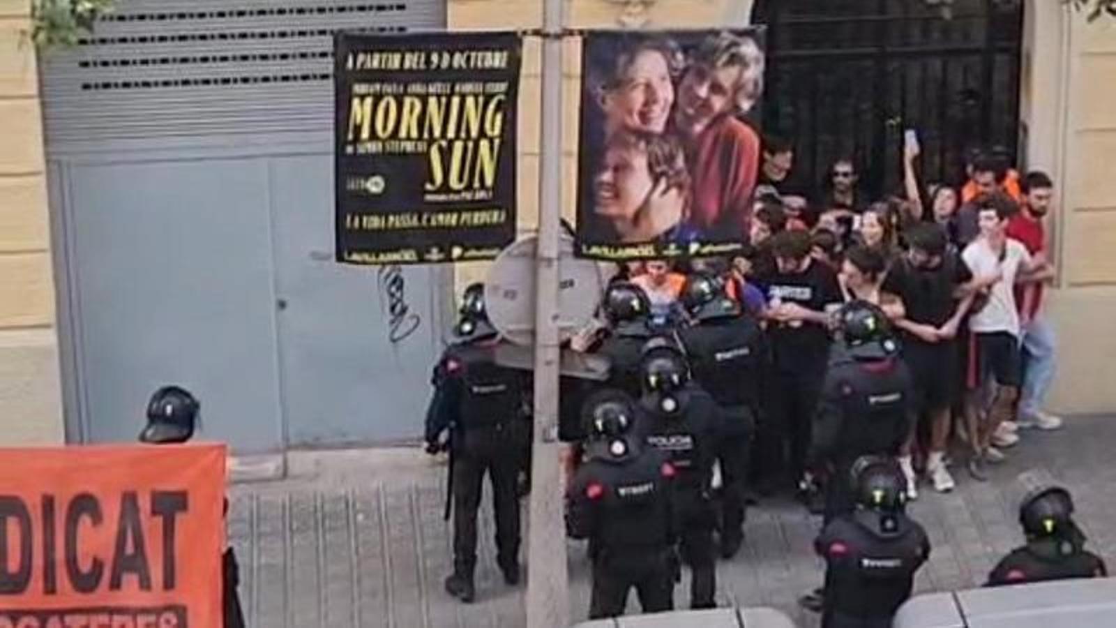 Ada Colau, Barselona'da Konut Krizine Karşı Tahliye Protestosunda Yeniden Sahneye Çıktı