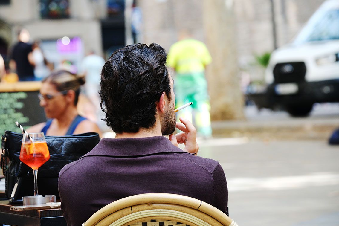 İspanya'da Yeni Sigara Karşıtı Düzenleme Gündemde: Teraslardan Sokaklara mı Kayış Olacak?