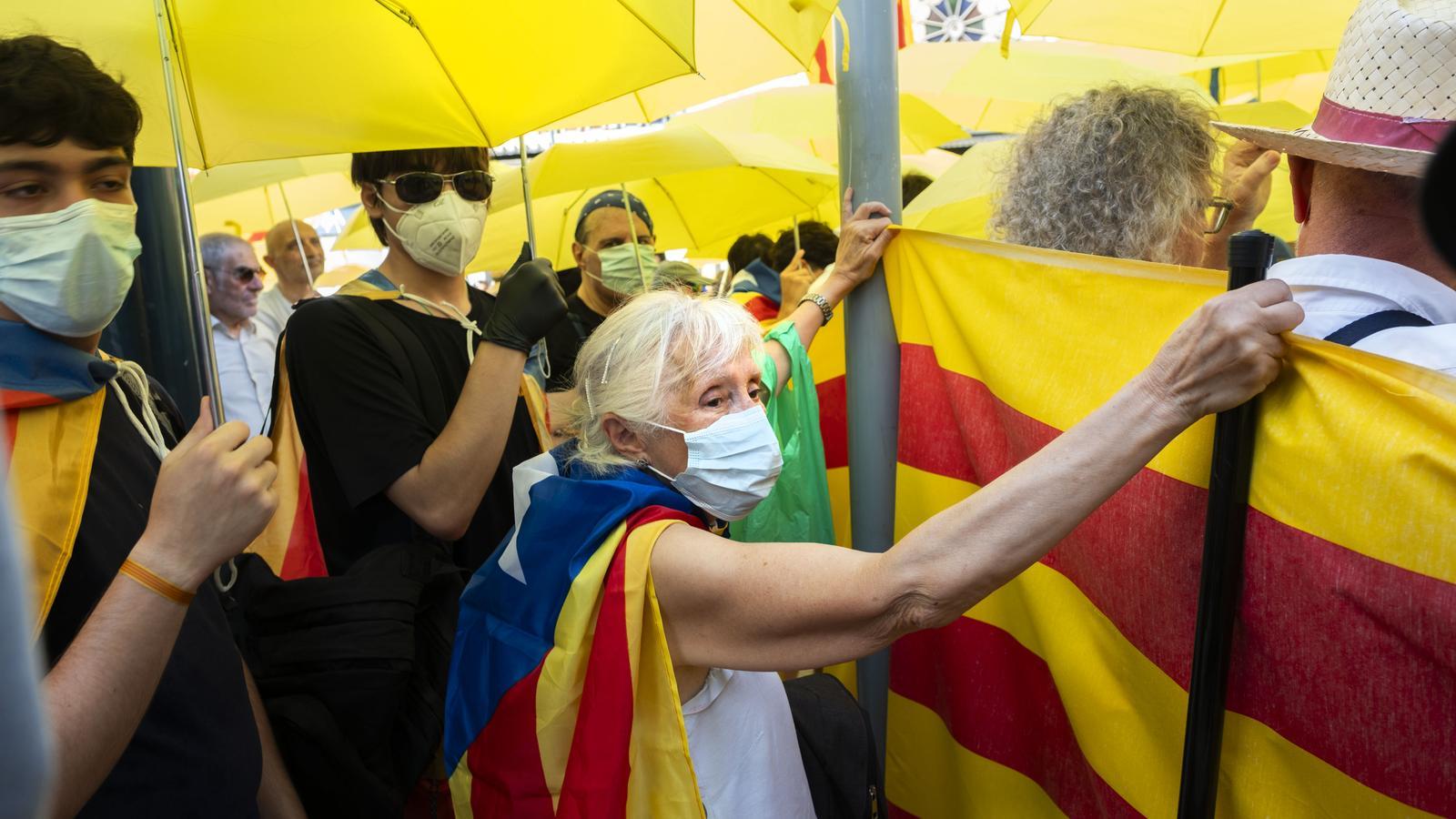 Katalan Bağımsızlıkçılardan Kral Felipe'ye Protesto: Barselona'da Lastik Toplu Eylem