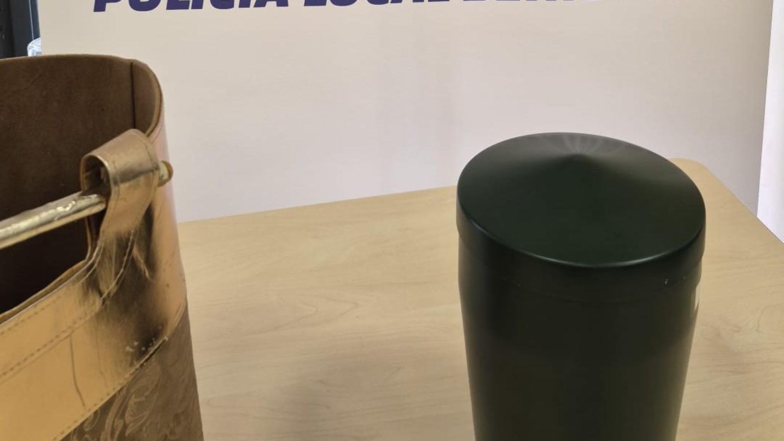 Ev Tadilatı Kül Krizi: Benidorm'da Bir Aile Yakınlarının Küllerini Süpermarkete Emanet