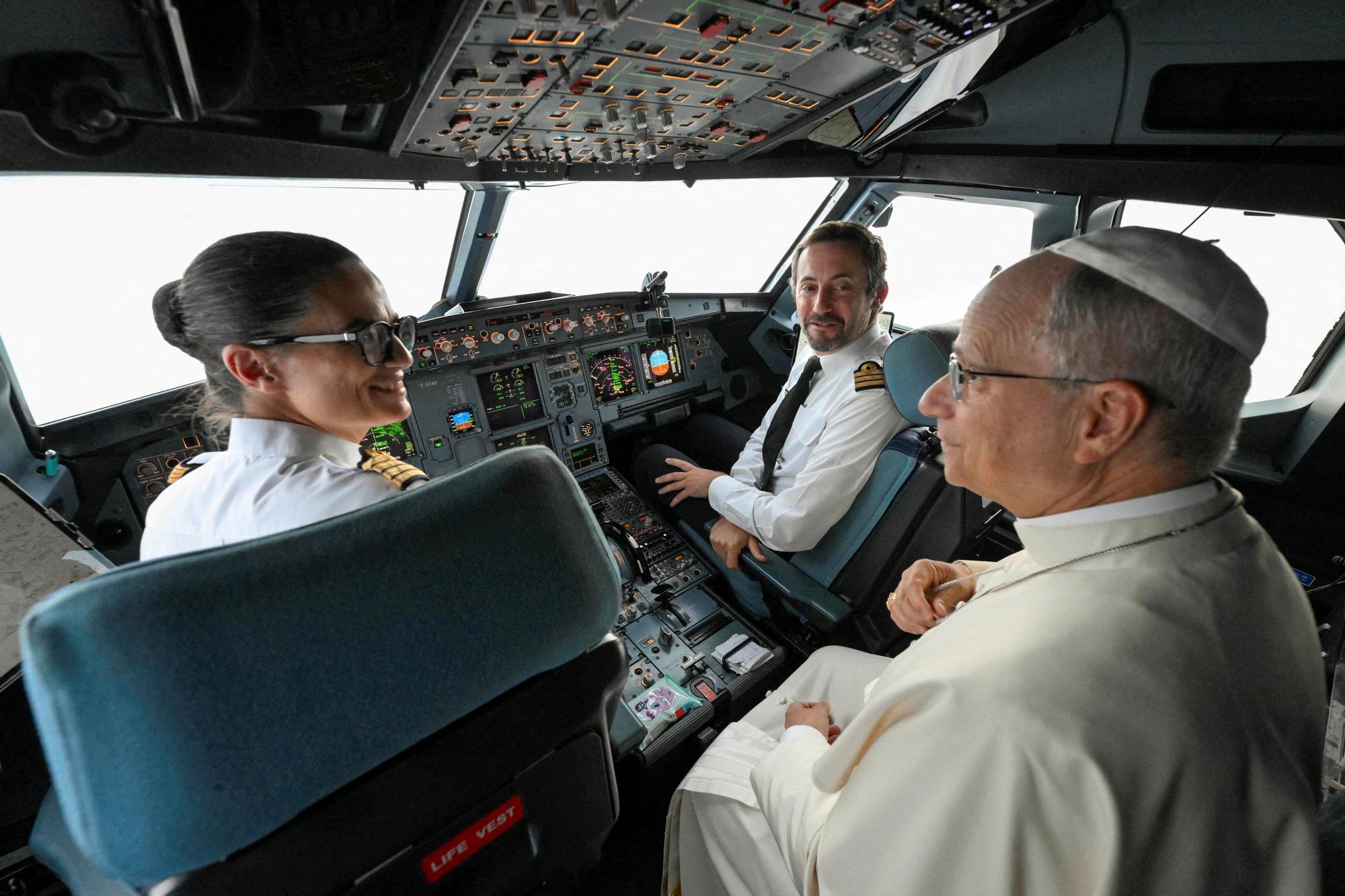 Papa Franciscus'un Güvenliğini Bir Kadın Pilota Emanet Ettiği Gün: Sembolik Bir Adım