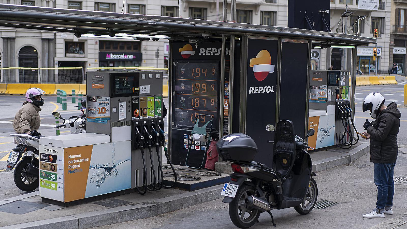 Orta Doğu Gerilimi Akaryakıt Fiyatlarını Vuruyor: İspanya'dan Dizelde 20 Cent Vergi