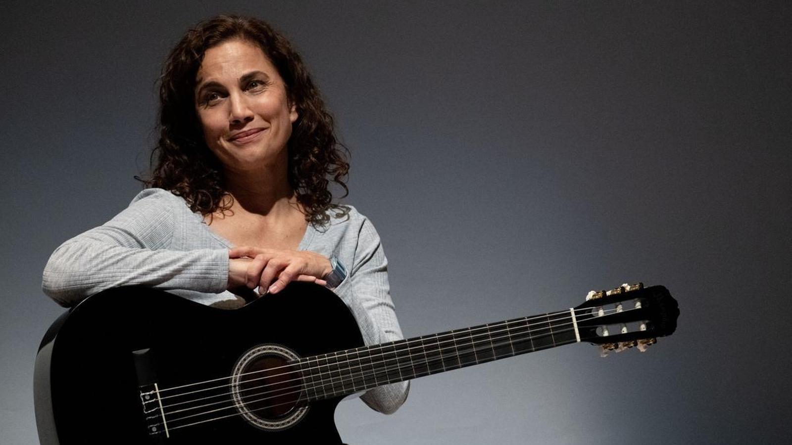 Toni Acosta'dan Anneliğin Boşluk Hissi Üzerine Yeni Oyun: "Bırakmayı Öğrenmek"