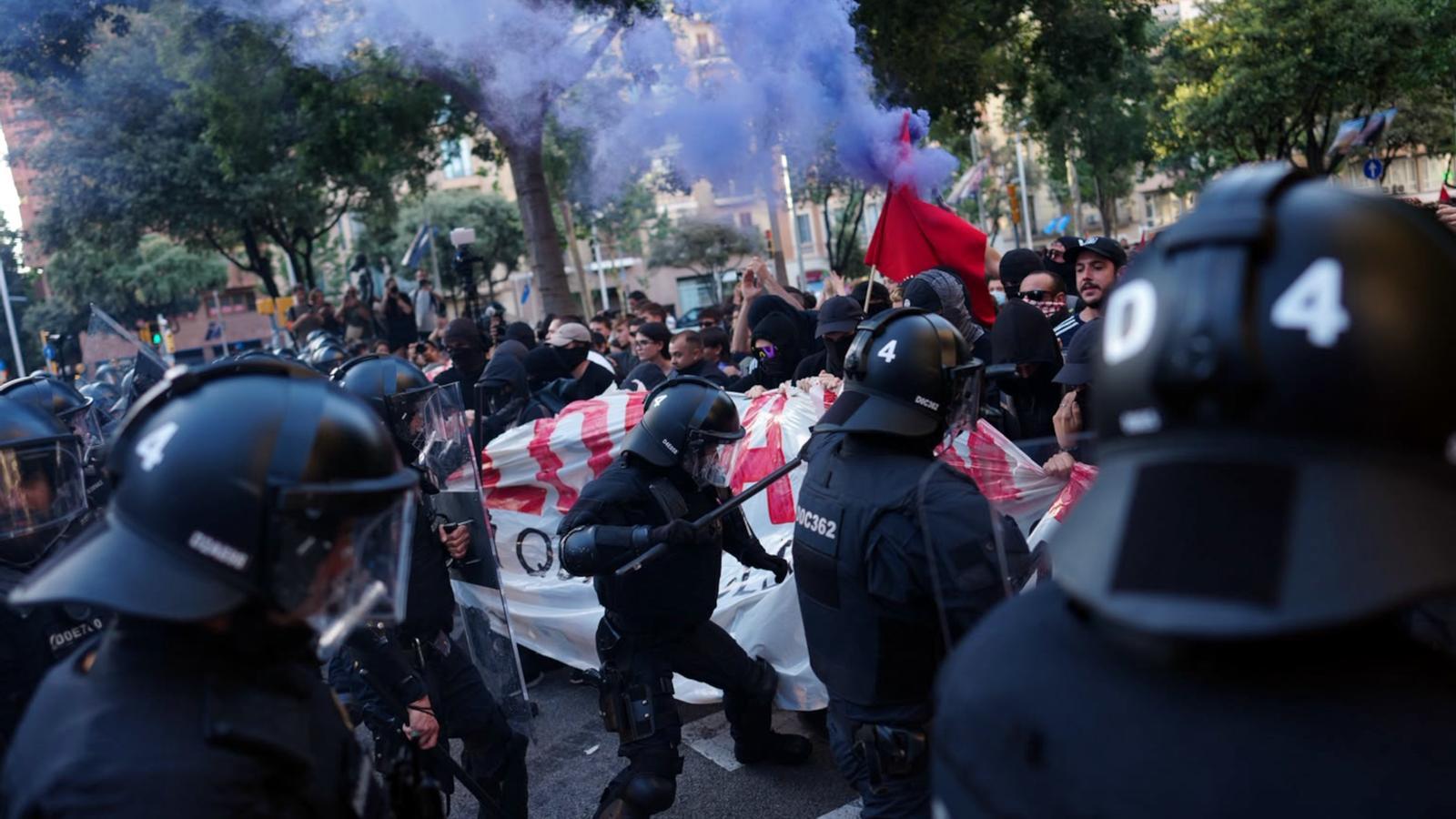 Barselona'da Neonazi Gösterisine Karşı Çıkan Antifaşistlere Polis Müdahalesi