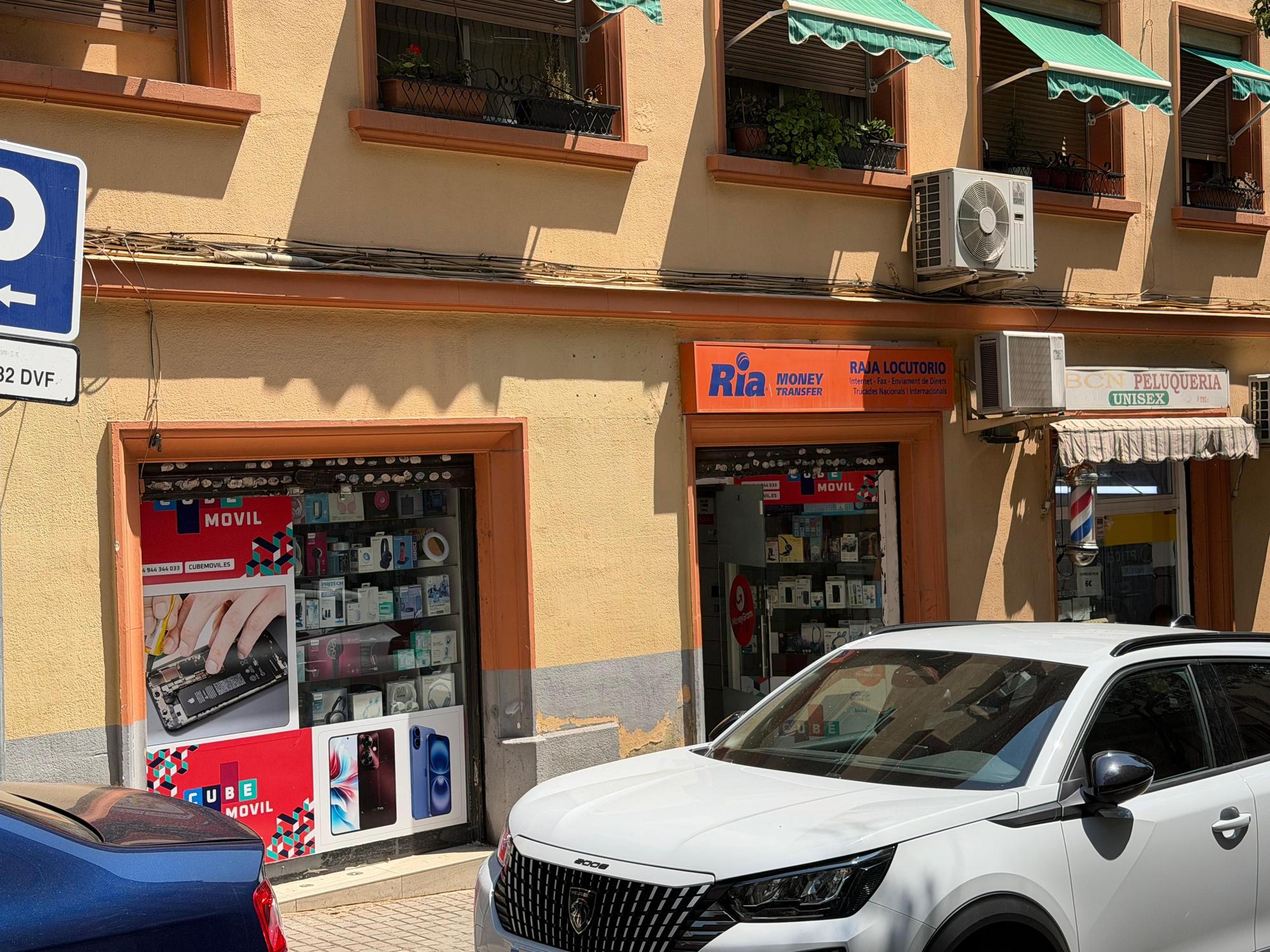 Barselona'da Şok Baskın: "Telefon Satmıyoruz" Diyen İşletmeden 19 Çalıntı Telefon Çıktı!