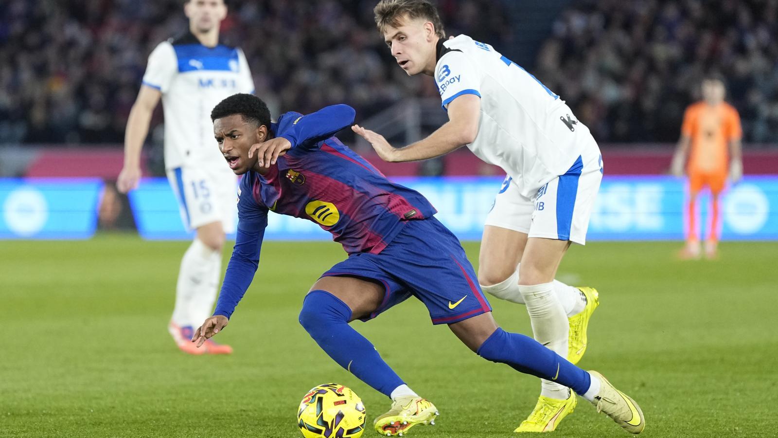 Barcelona'da Sol Bek Hattında Büyük Değişim Rüzgarları: Flick'in Planları