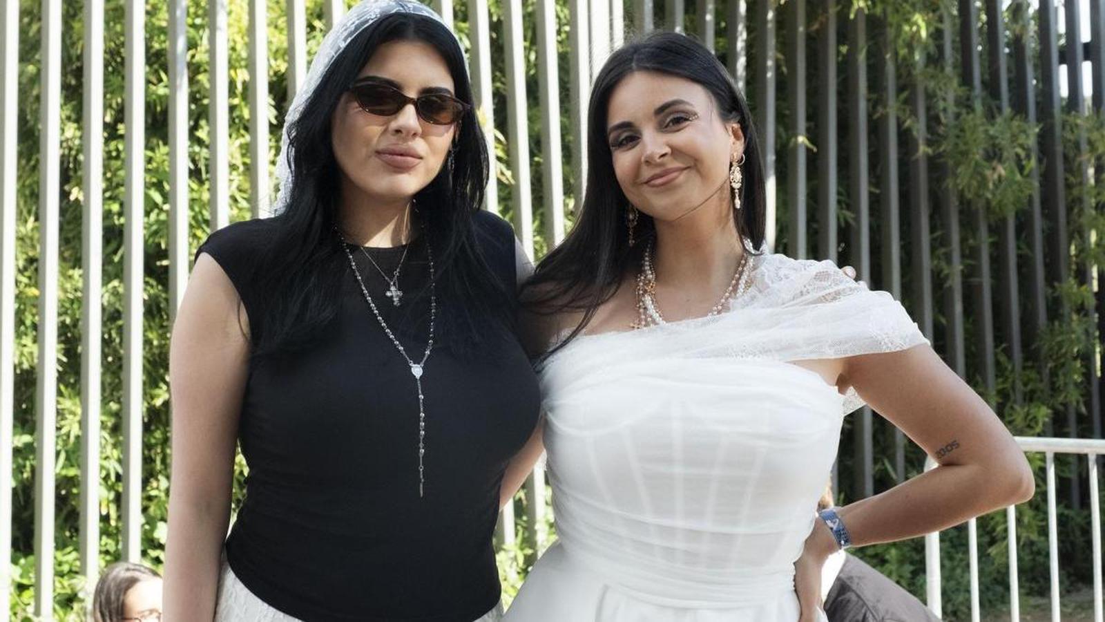 Rosalía Konserinde Benzersiz Bir Moda Akımı: İnciler, Tespihler ve Beyaz Elbiseler