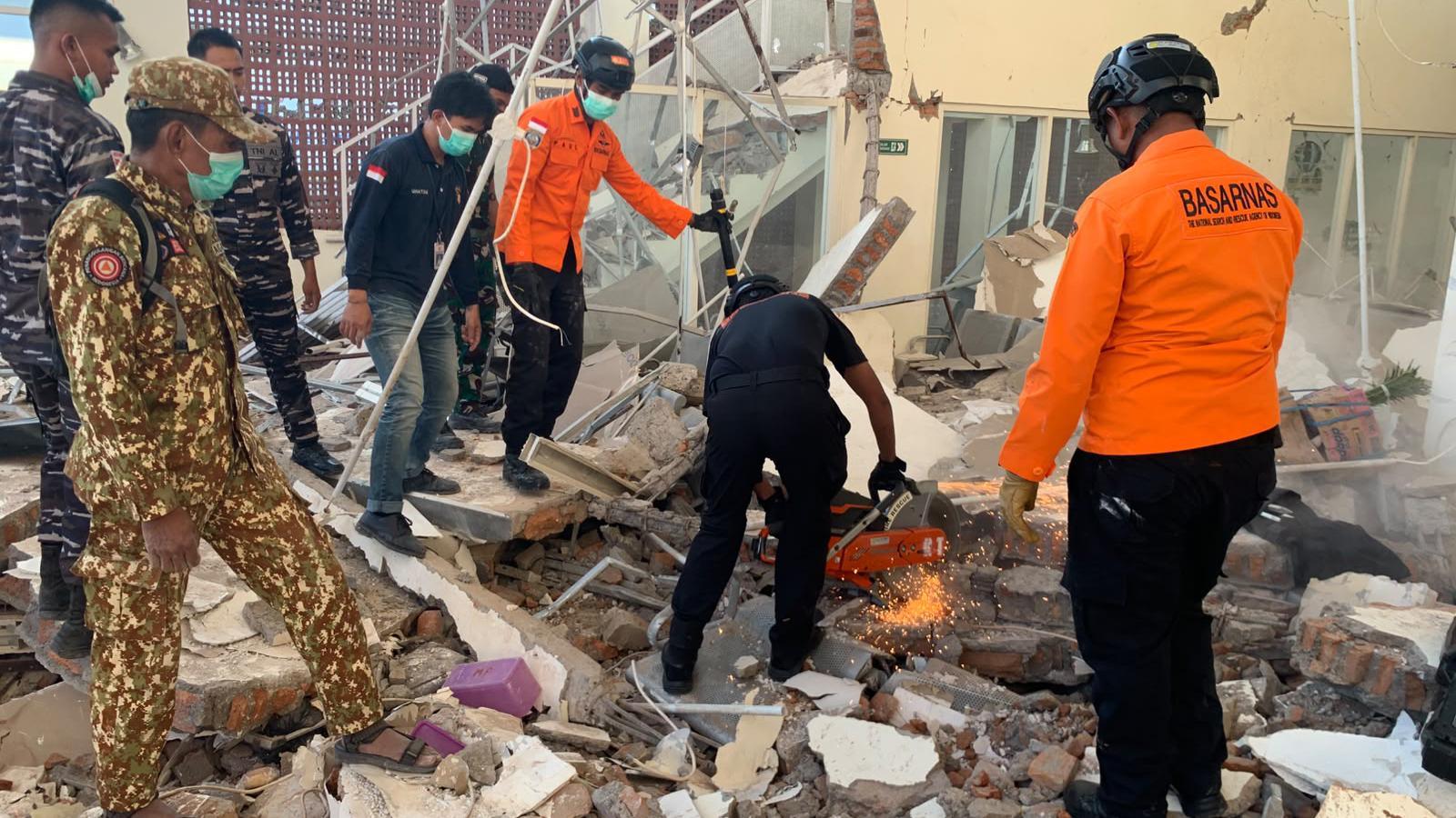 Endonezya'da Büyük Deprem: Flores Adası'nda Can Kaybı ve Yıkım Endişesi