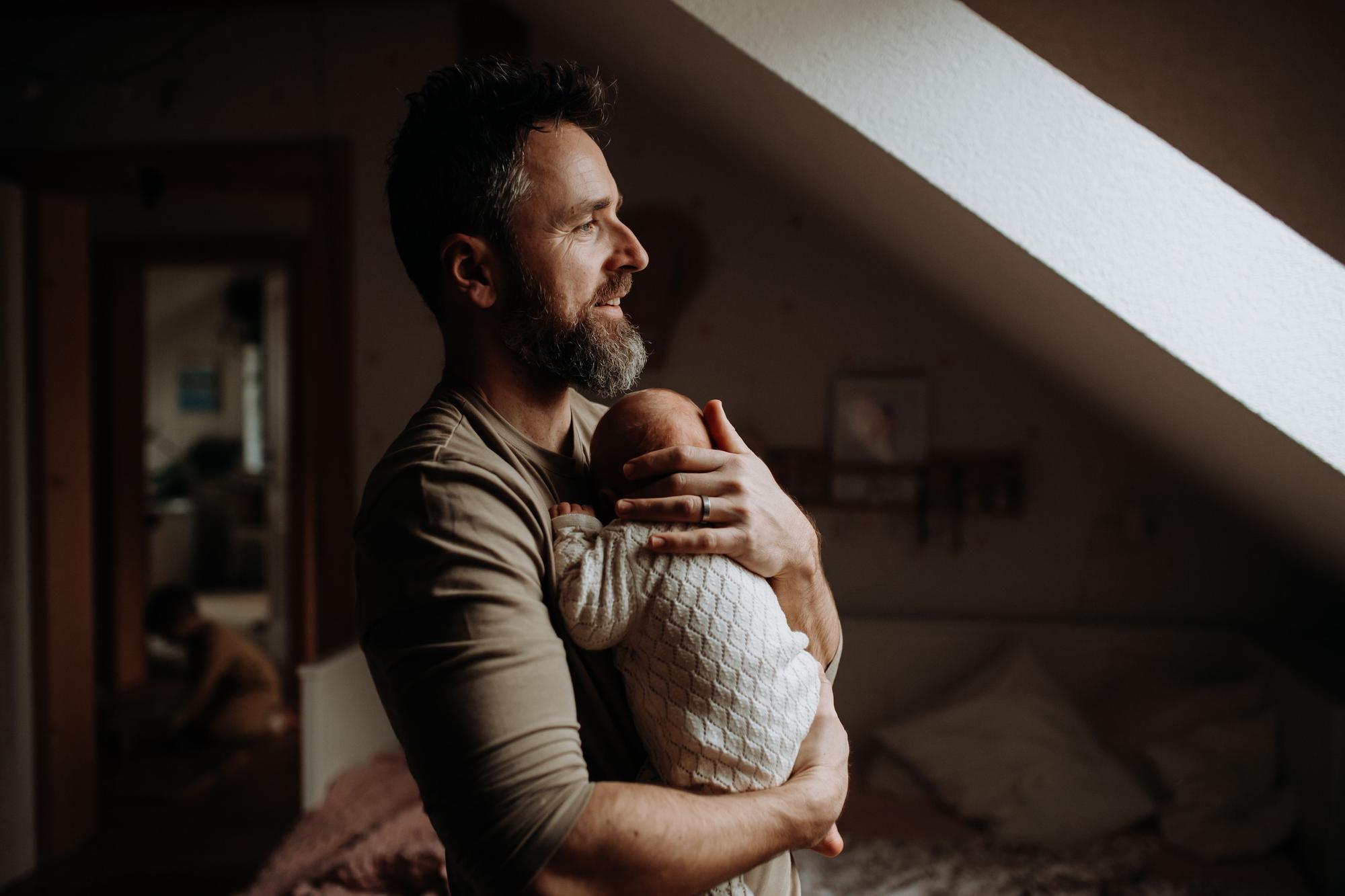 Babaların Kokusu Bebek Beyinlerini Senkronize Ediyor: Yeni Bir Bağ Keşfi