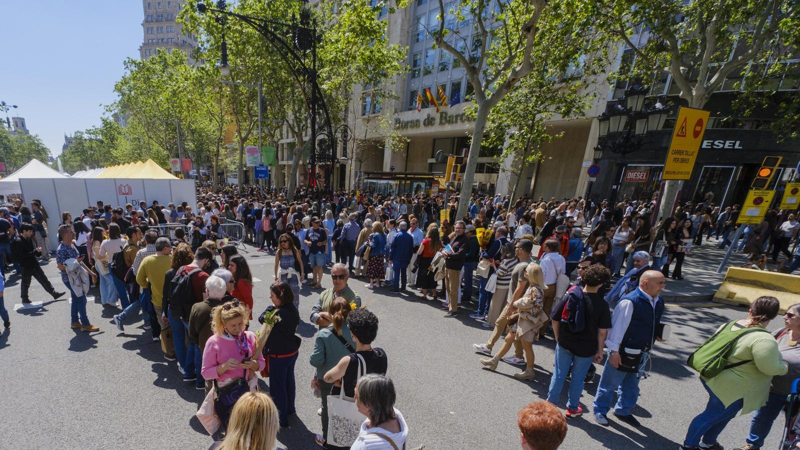 Barselona'da Sant Jordi Coşkusu: Yazar İmzaları ve Değişen Rota