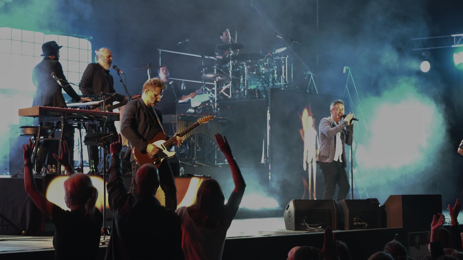 Barselona'nın La Mercè Festivali'nde Büyük Sürpriz: Love of Lesbian Sahne Ücretiyle