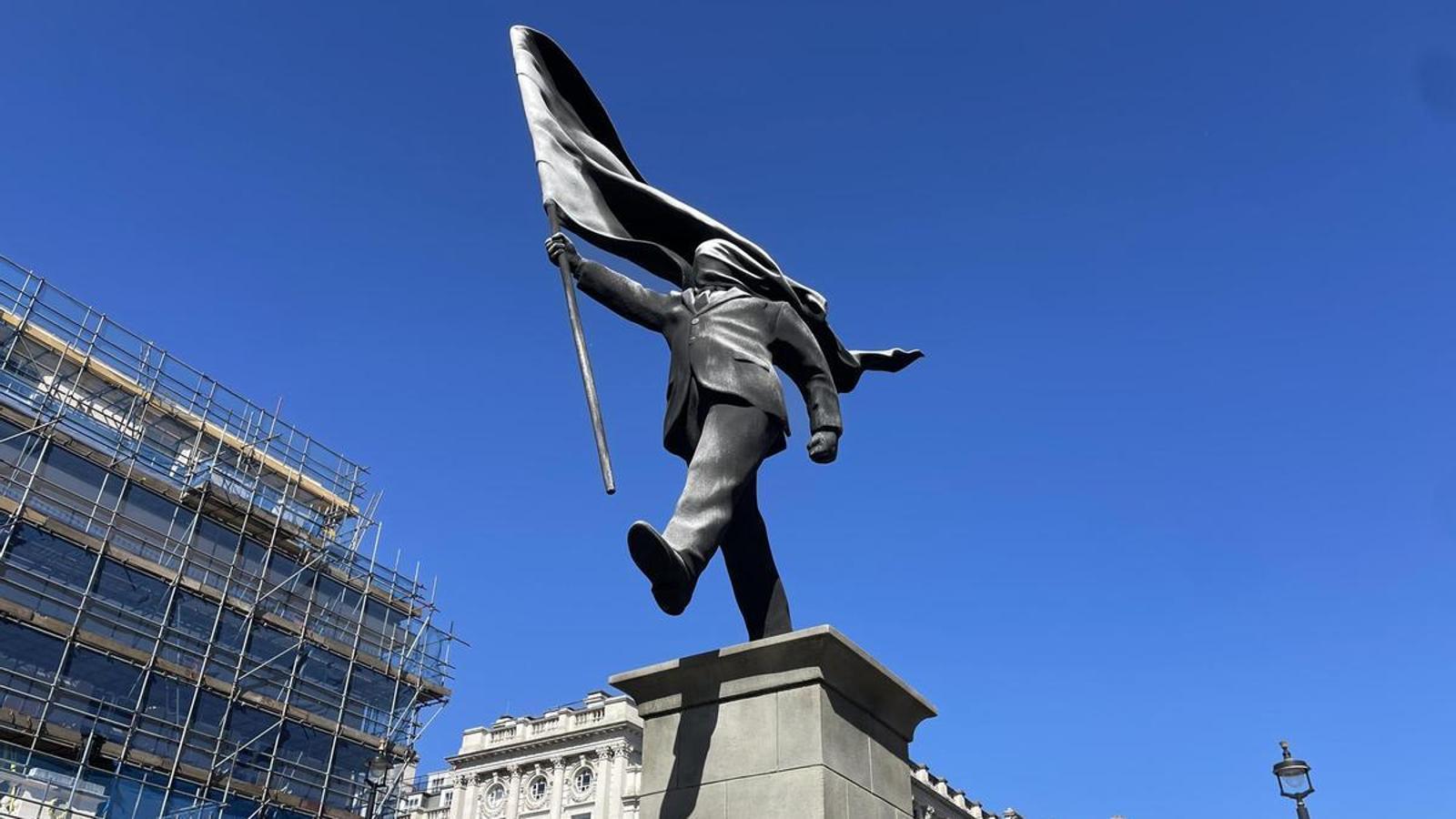 Banksy Londra'yı Yine Şaşırttı: Politikacı Heykeliyle Yeni Bir Mesaj