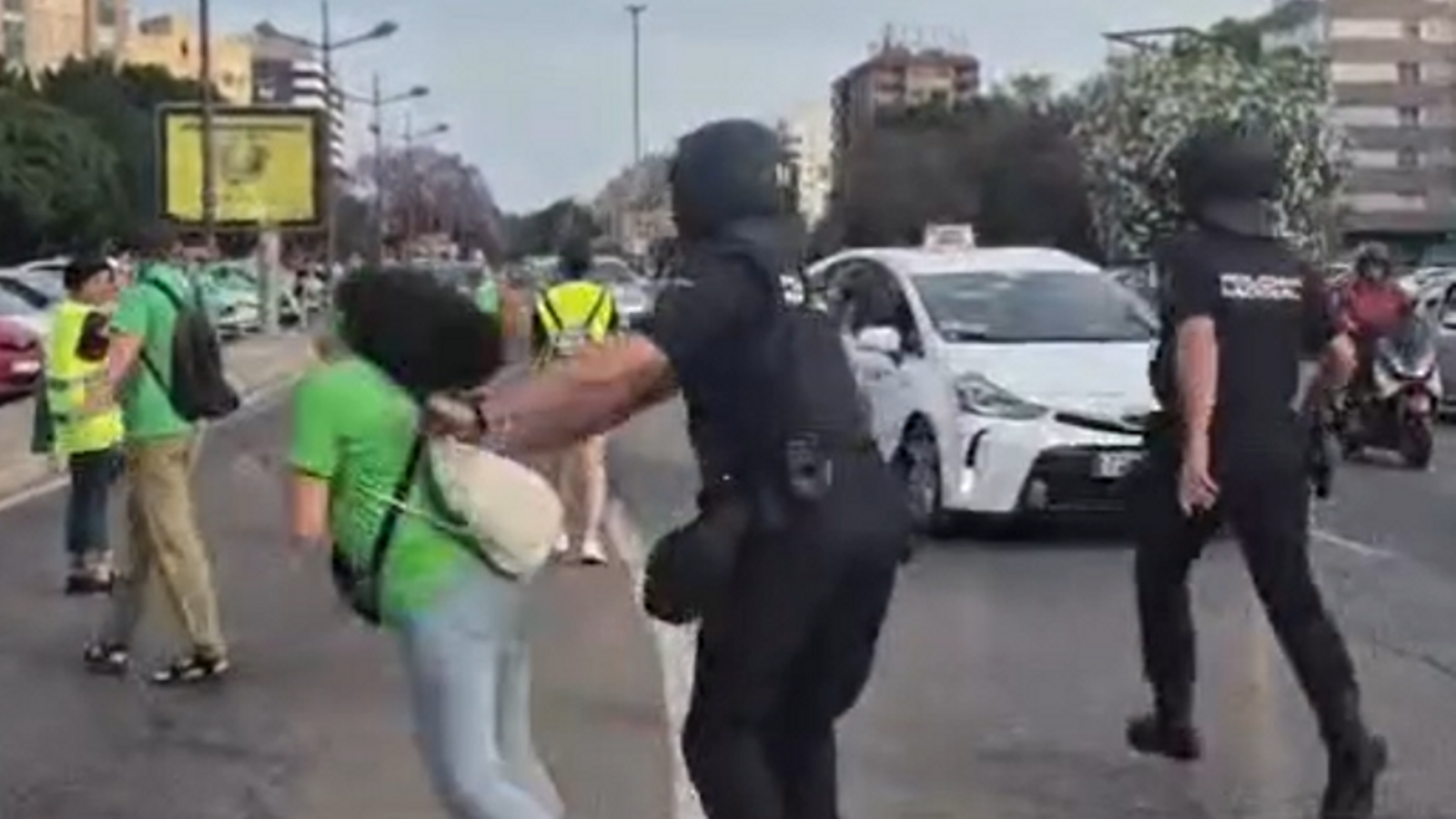 València'da Emekli Öğretmene Şiddet Uygulayan Polise Suçlama: Yargı Süreci Başladı