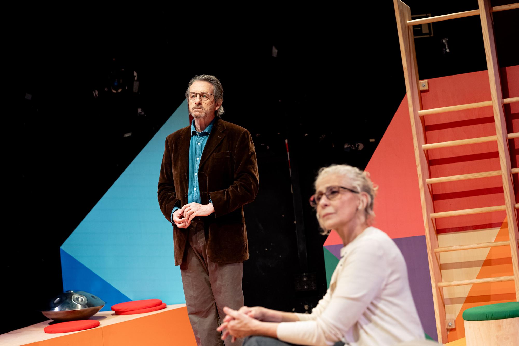 Barselona Sahnesinde Kuşak Çatışması: Ebeveynlikte Değişen Rollerin Komik Yüzü